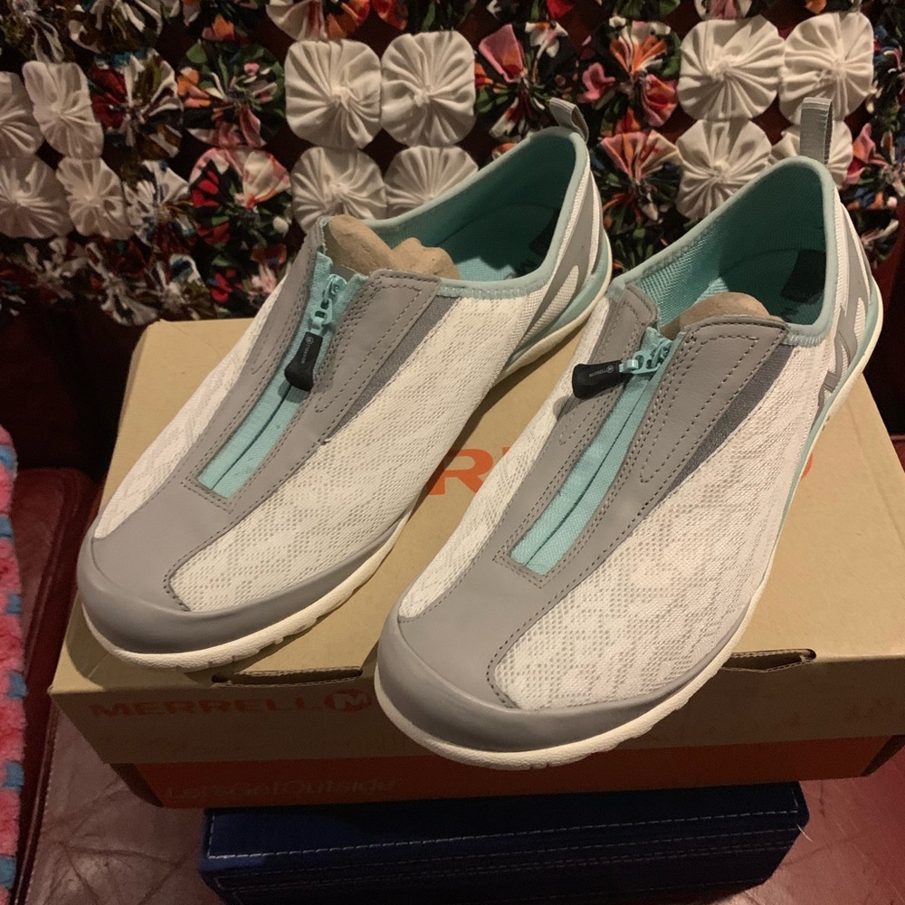 New Woman’s Merrell Casual Shoes Size 9